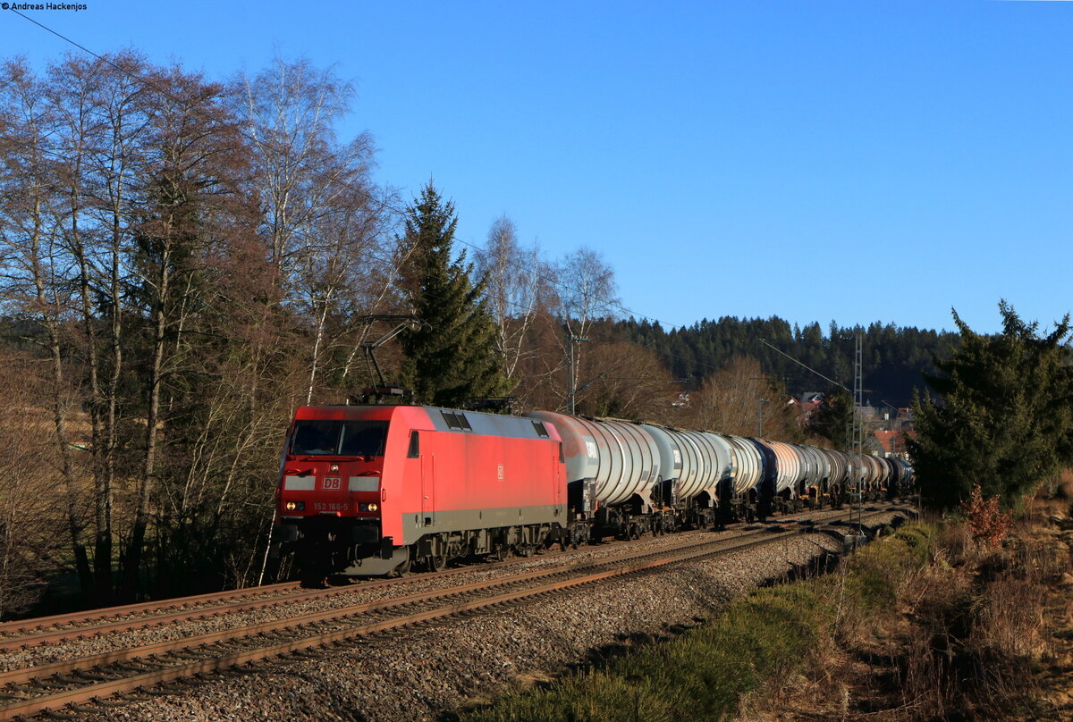 152 166-5 mit dem GAGC 60243 (Villingen(Schwarzw)-Karlsruhe Raffinerie) bei St.Georgen 31.12.21