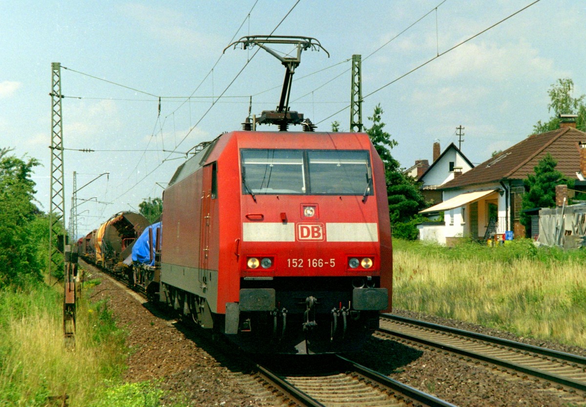 152 166 mit Gterzug Richtung Nrnberg am 05.07.2006 in Buttenheim, aufgenommen vom Bahnbergang
