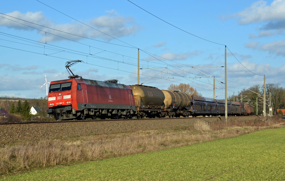 152 166 zog am 14.02.14 einen gemischten Güterzug durch Burgkemnitz Richtung Bitterfeld.