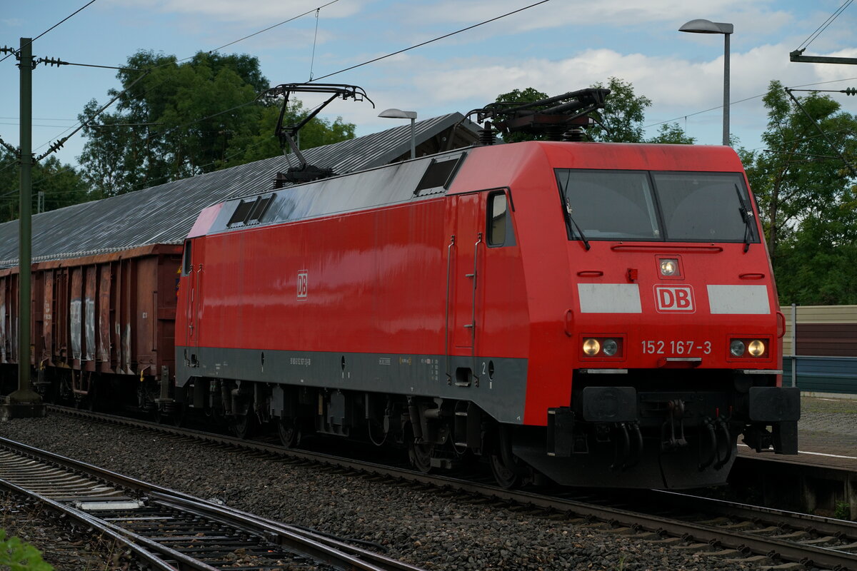 152 167-3 fährt am 03.08.2021 um 12:54 durch den Sachsenheimer Bahnhof.
