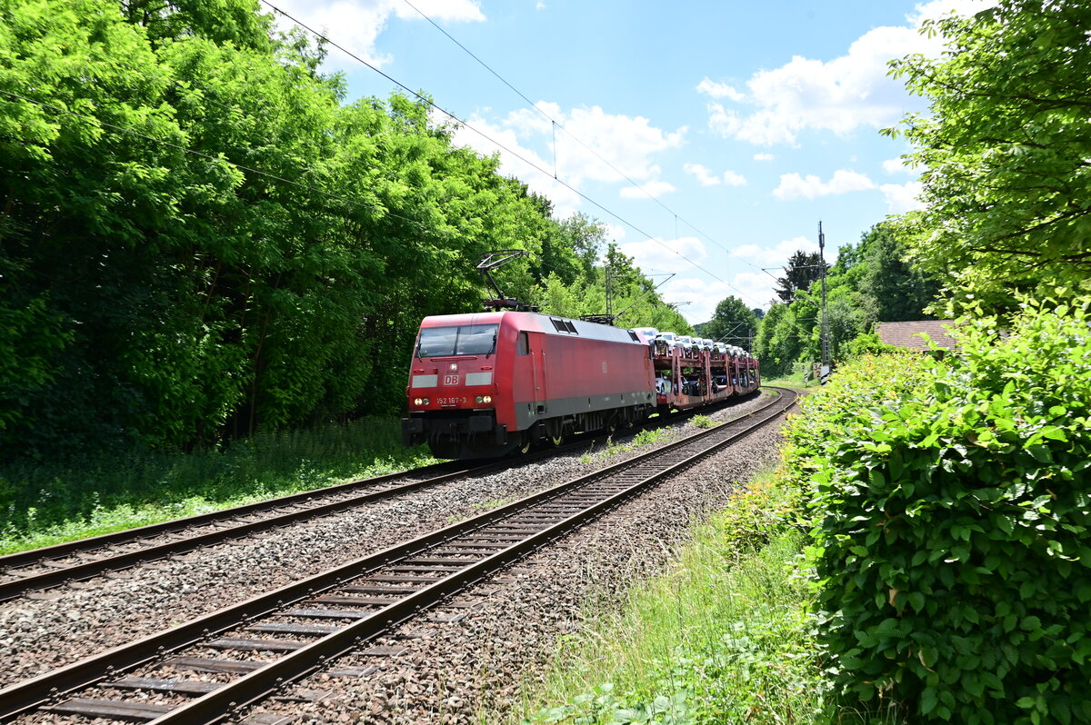 152 167-3  ist mit einem Audizug durch Neckargerach unterwegs am Mittag des 13.6.2022 in Richtung Heidelberg. 