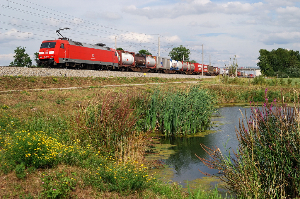 152 167 mit KLV-Zug103 245 mit IC 2206 bei Hattenhofen (13.08.2013)