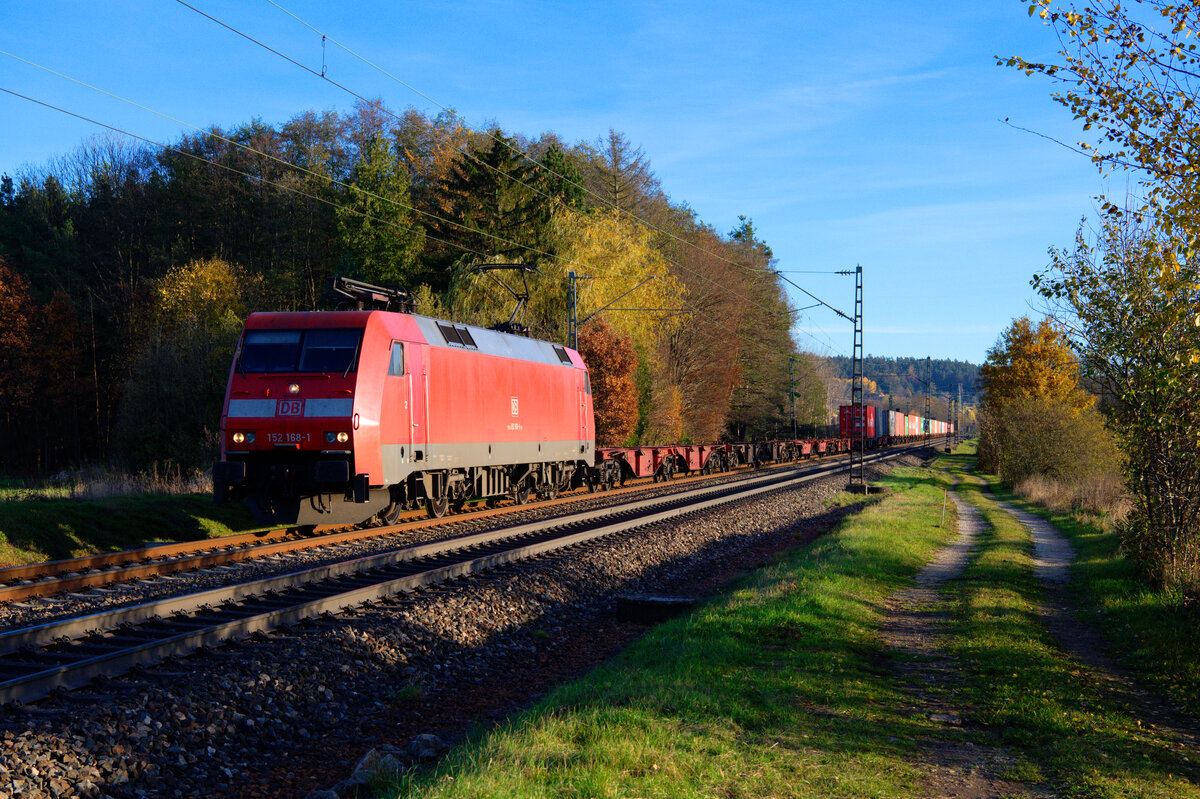 152 168 DB Cargo mit einem Containerzug bei Postbauer-Heng Richtung Nürnberg, 14.11.2020