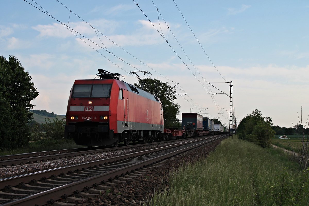 152 169-9 am 13.05.2015 mit einem einem KLV-Zug bei Hügelheim, als sie in Richtung Norden fuhr.