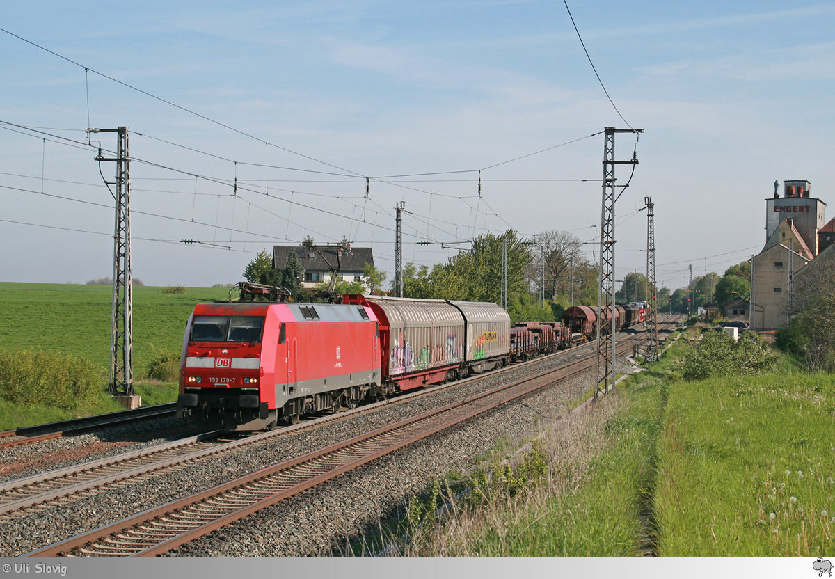 152 170-7 der Deutschen Bahn ist am Morgen des 10. Mai 2017 mit einen gemischten Güterzug bei Herrnberchtheim in Richtung Süden unterwegs.