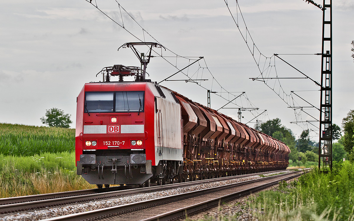 152 170-7 fährt mit einem Schüttgutwagenzug in Langenisarhofen vorbei.Bild 12.7.2017