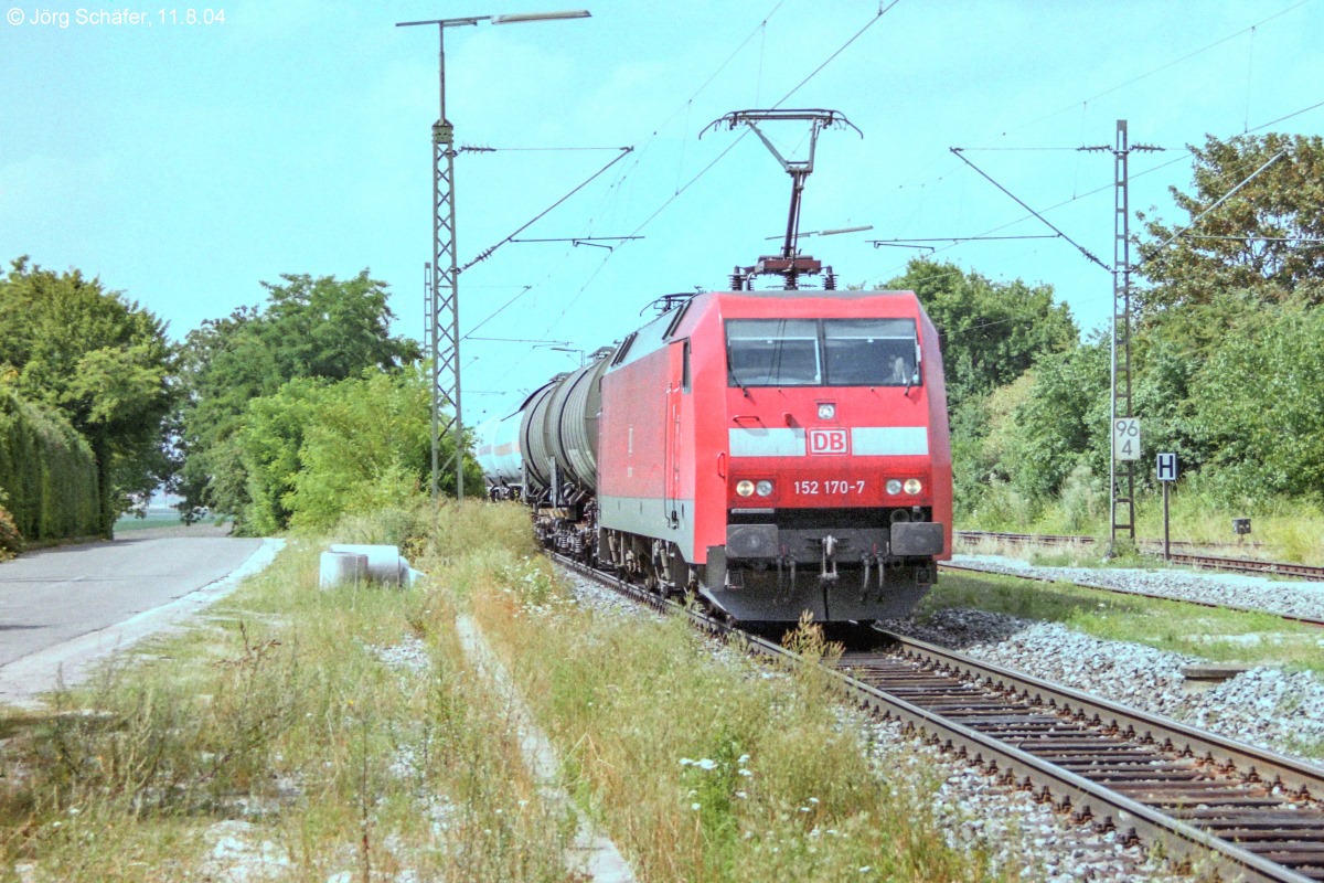 152 170 erreichte mit einem Güterzug nach München am 11.8.04 den Bahnhof Uffenheim. 