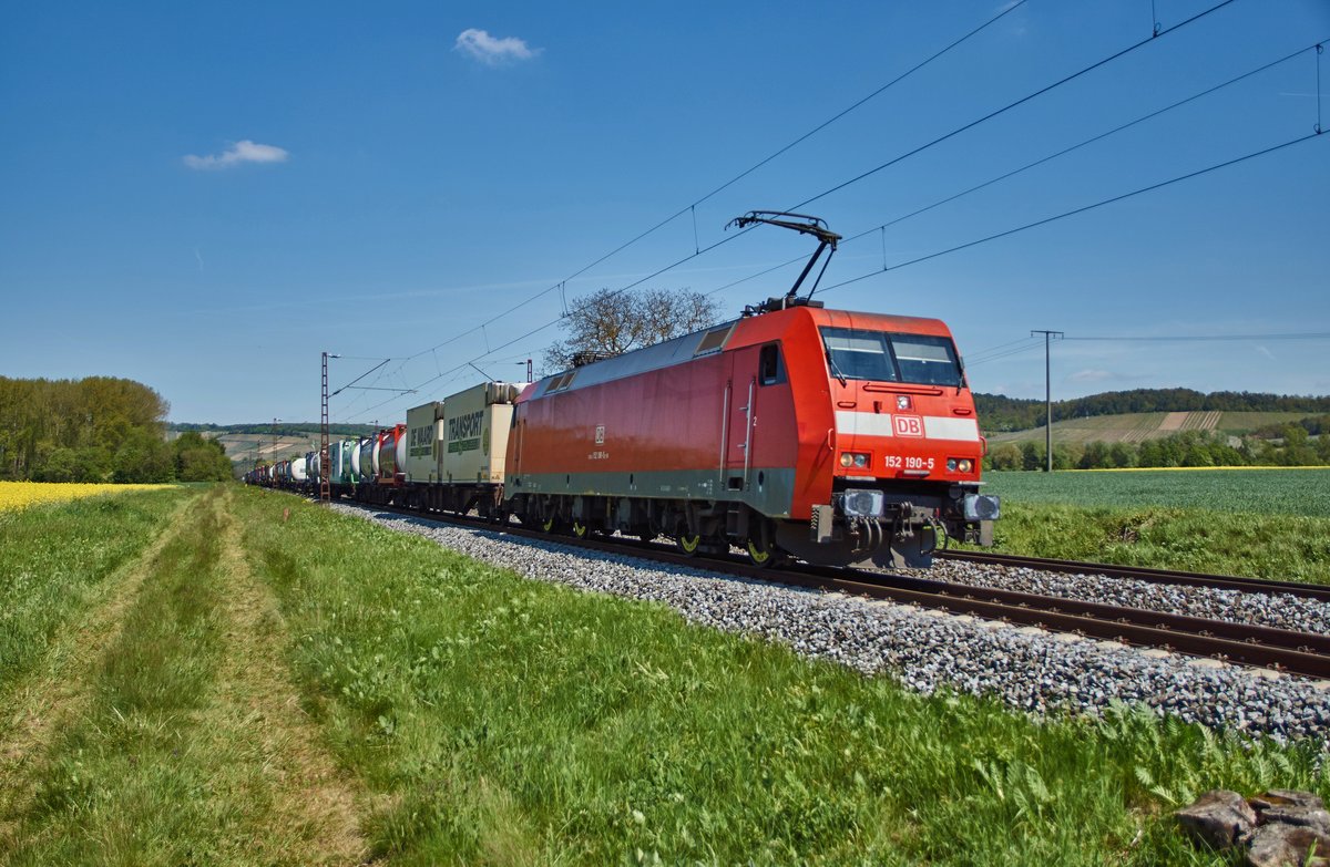 152 190-5 ist mit einen Aufliegerzug in Richtung Würzburg unterwegs,gesehen am 10.05.2017 bei Retzbach-Zellingen.