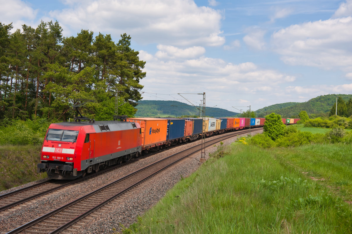 152 190 mit dem KT 50326 (Regensburg-Ost - Maschen Rbf) bei Kerschhofen, 23.05.2019