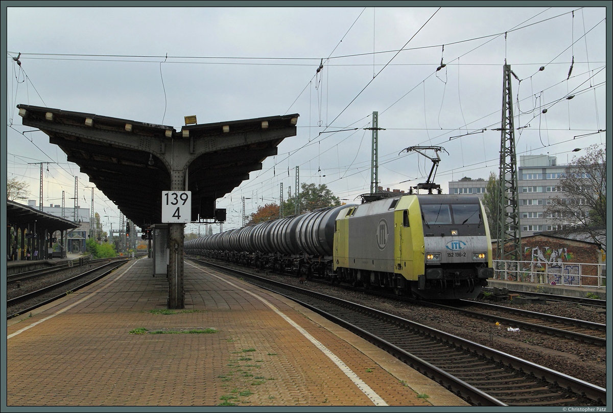 152 196-2 der ITL fährt am 25.10.2015 mit einem Kesselzug durch den Bahnhof Magdeburg-Neustadt. Durch die Lackierung ist die Maschine als ehemalige Siemens-Dispolok erkennbar.
