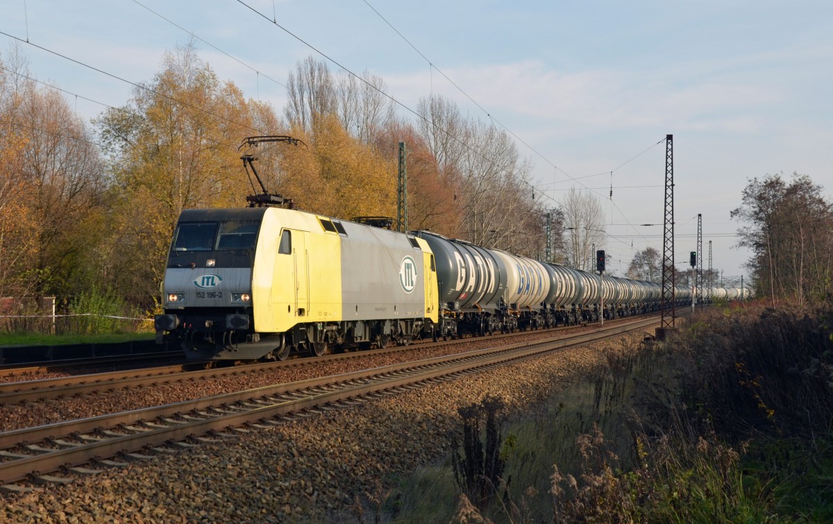 152 196 passiert mit ihrem Kesselwagenzug am 22.11.14 Leipzig-Thekla Richtung Mockau.