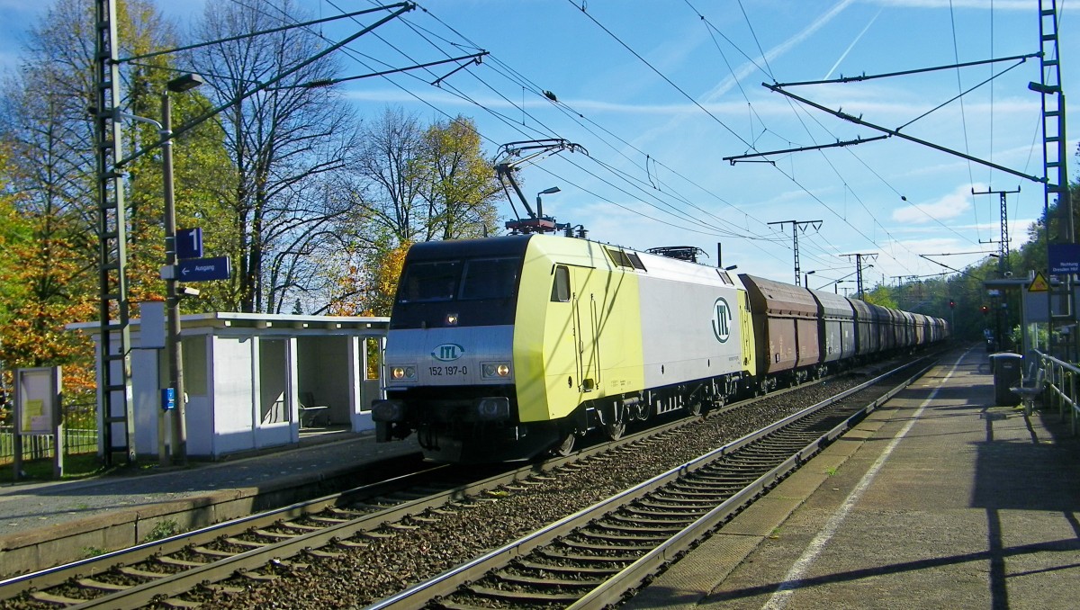 152 197-0 durchfhrt mit einem vollen Kohlezug mit tschechischen Waggons von AWT den Hp Dresden-Cotta (19.10.2013)