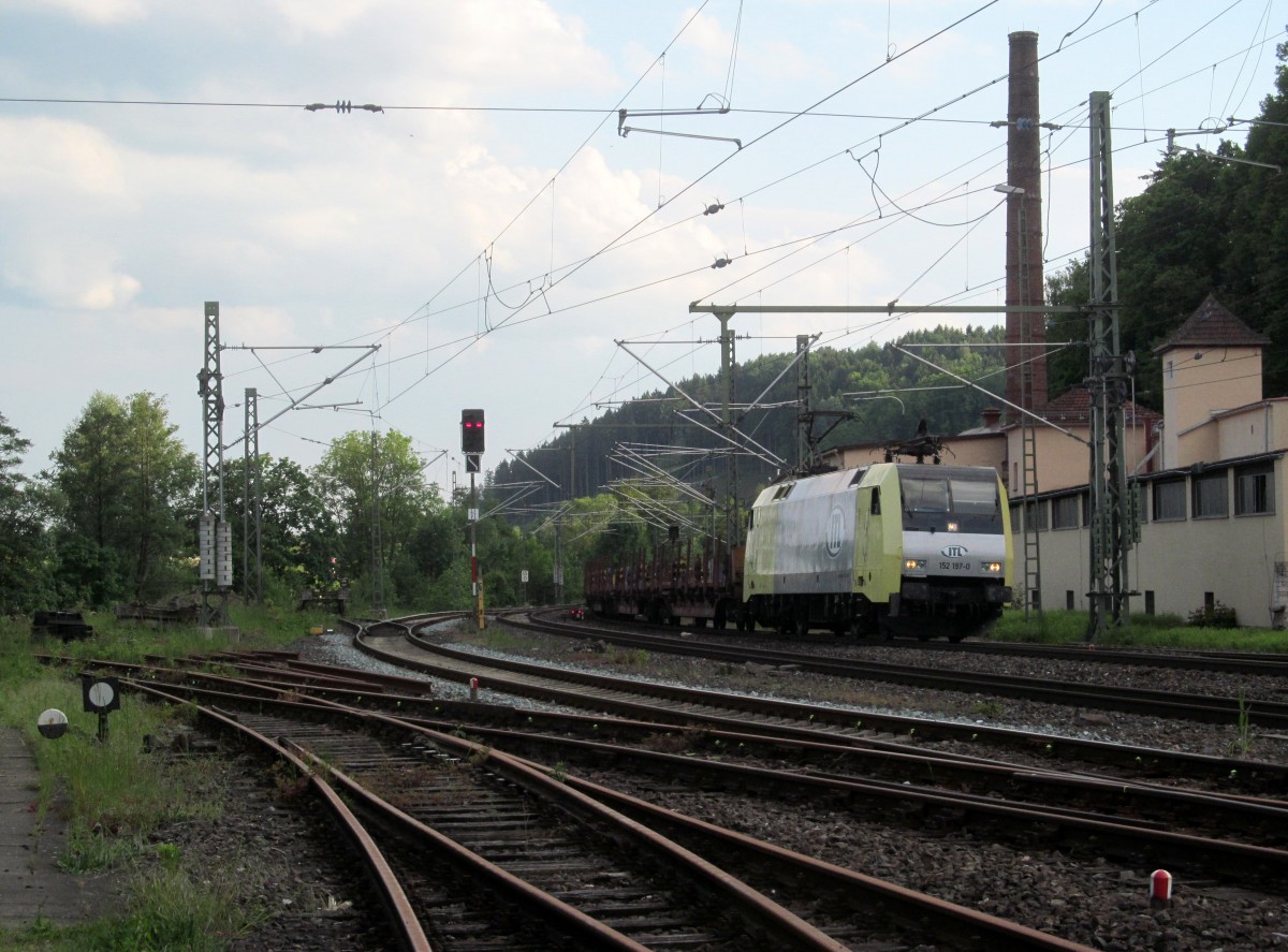 152 197-0 von ITL zieht am 19. Mai 2014 einen Flachwagenzug durch Kronach in Richtung Saalfeld.