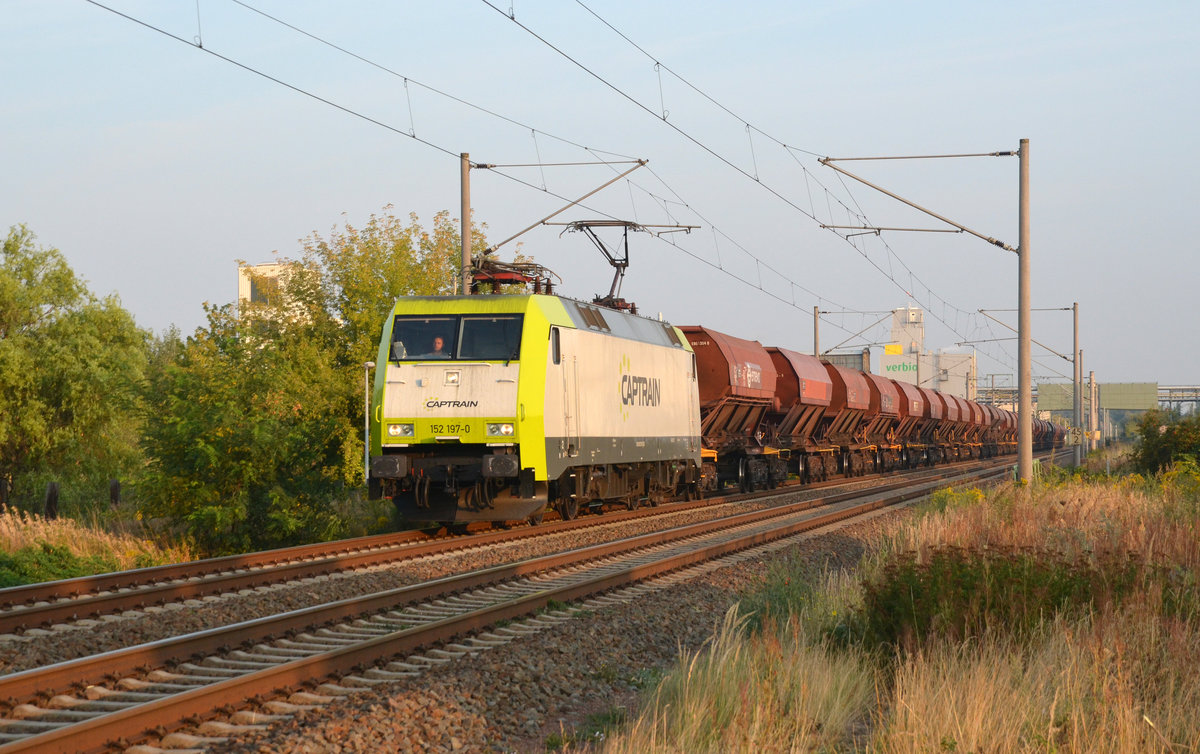 152 197 der Captrain schleppte am Morgen des 28.08.19 einen Schotterzug durch Greppin Richtung Bitterfeld.