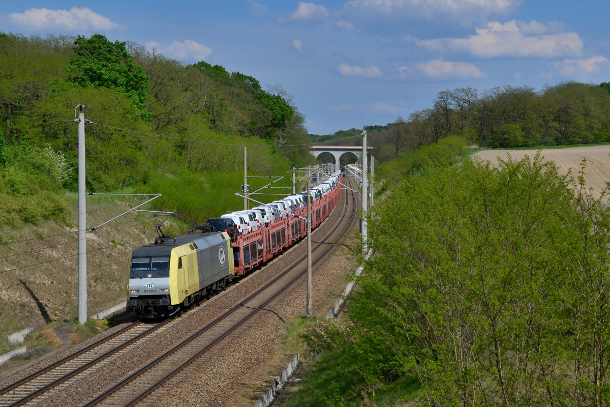 152 197 mit einem Autozug am 11.05.2016 bei Rosengarten.