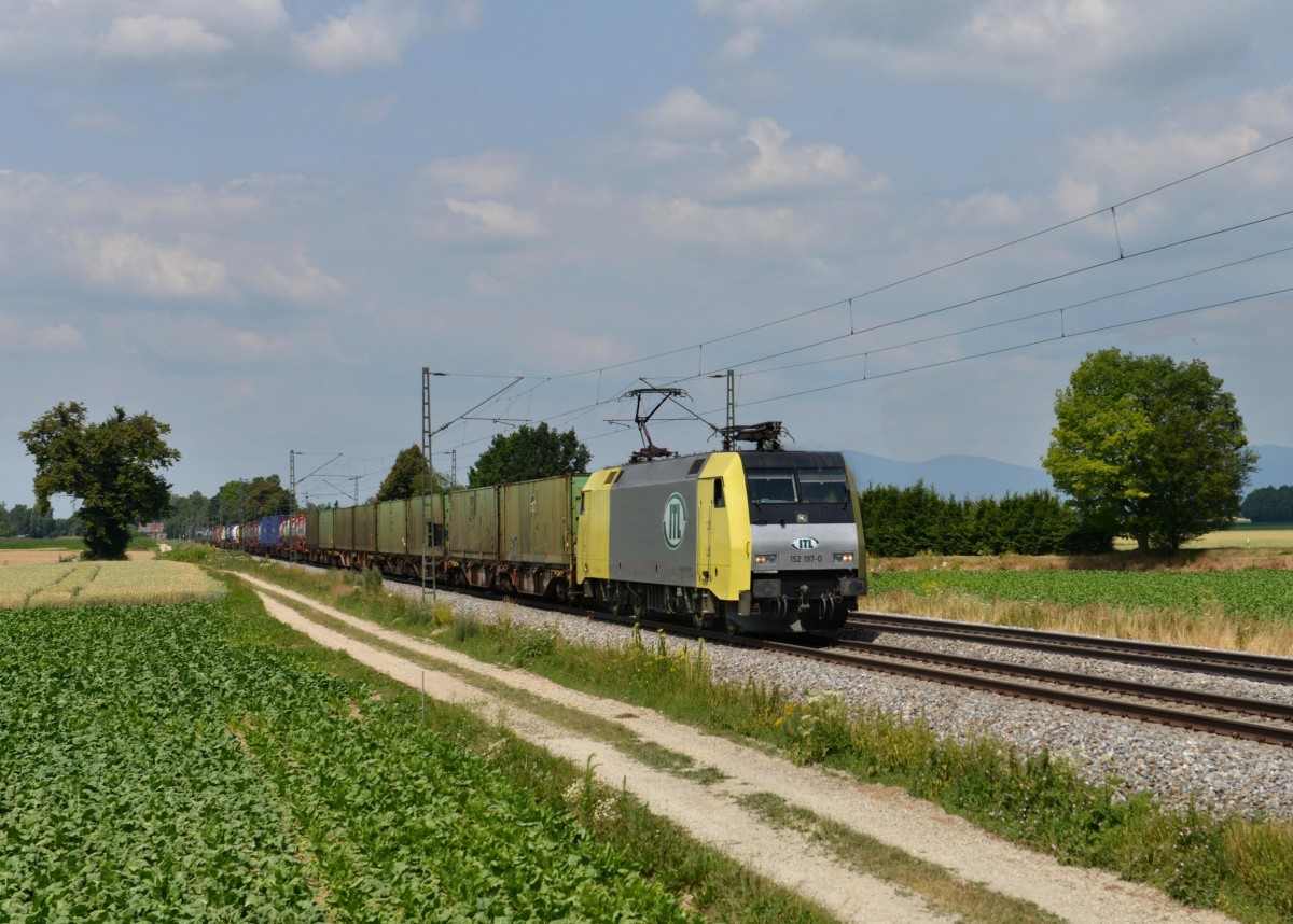 152 197 mit einem Containerzug am 14.07.2013 bei Langenisarhofen.