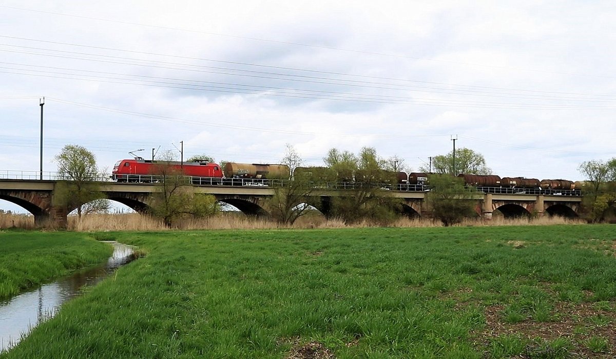 152 DB als Gz fährt durch die Saaleaue Halle (Saale) auf der Bahnstrecke Halle–Hann. Münden (KBS 590). [11.4.2017 - 15:35 Uhr]