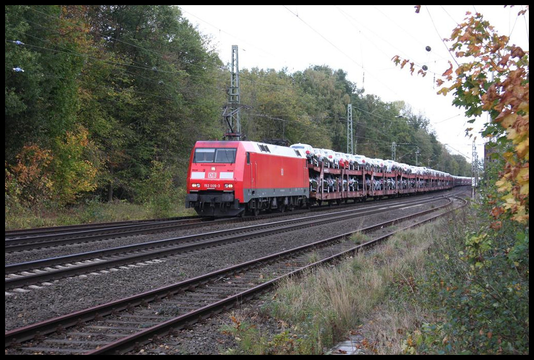 152006 ist hier am 22.10.2018 um 14.04 Uhr auf der Rollbahn bei Natrup Hagen mit einem langen Autozug, beladen mit VW Produkten, in Richtung Münster unterwegs.