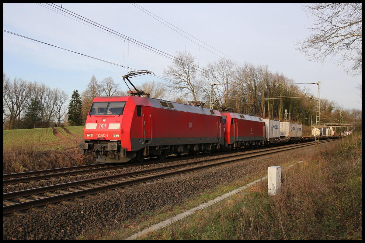 152012-1 und 152105-3 waren am 17.12.2019 um 14.42 Uhr mit einem langen Containerzug auf der Rollbahn bei Hasbergen in Richtung MÜnster unterwegs.