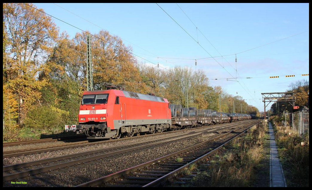 152013 hatte am 13.11.2017 bei der Durchfahrt in Natrup Hagen um 11.14 Uhr in Richtung Münster einen langen Coilzug am Haken.