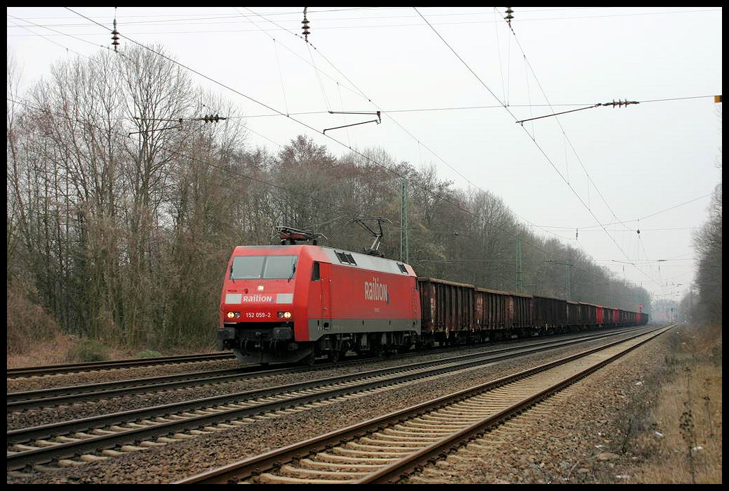 152059 fährt hier am 18.03.2006 um 16.23 Uhr mit einem Güterzug in Richtung MÜnster durch den damals noch viergleisigen Bahnhof Natrup Hagen. Im Oktober 2019 wurde der Bahnhof auf die zwei Durchgangsgleise zurück gebaut!