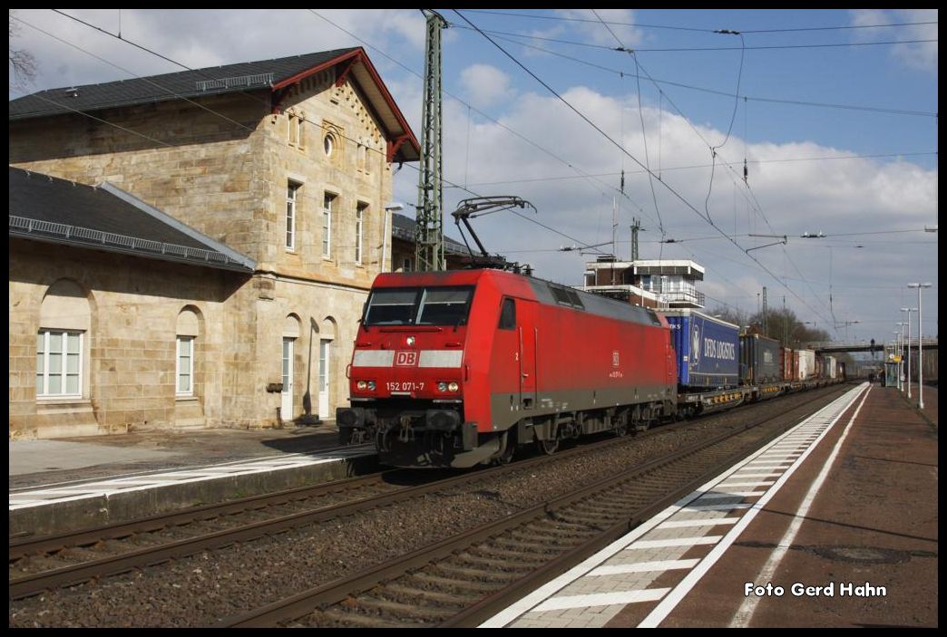 152071 passiert am 13.03.2015 um 14.29 Uhr mit einem Containerzug Richtung Münster das entwidmete und renovierte Bahnhofsgebäude in Hasbergen.