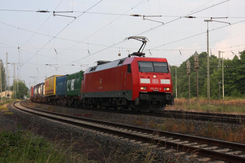 152072 fährt am 21.6.2015 um 19.40 Uhr mit einem Container Zug Richtung Münster durch den Bahnhof Hasbergen.