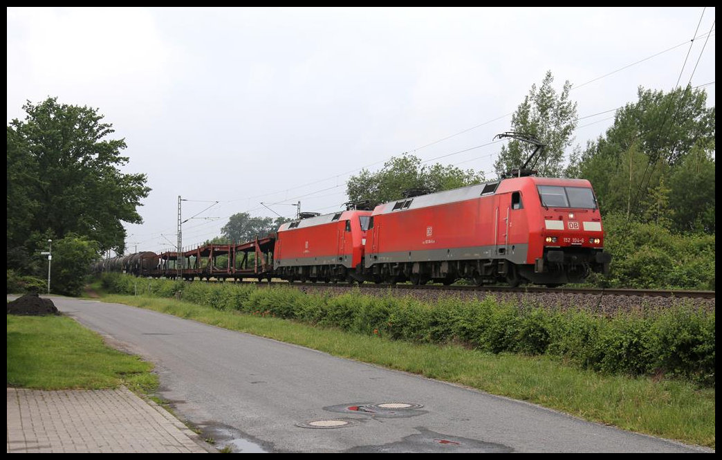 152104-6 mit 152003-0 im Schlepp ist hier in Hasbergen am 20.6.2019 um 8.51 Uhr mit einem Güterzug in Richtung Osnabrück unterwegs.