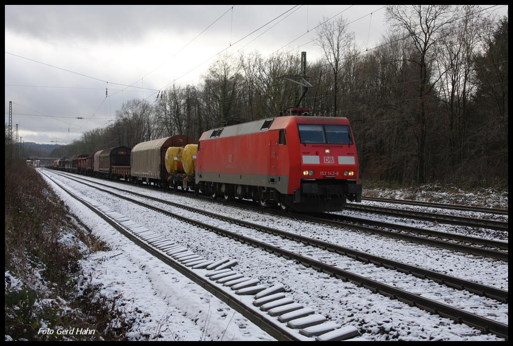 152142 fährt hier am 13.01.2017 um 12.37 Uhr mit einem Güterzug in Richtung Osnabrück durch den Bahnhof Natrup Hagen.