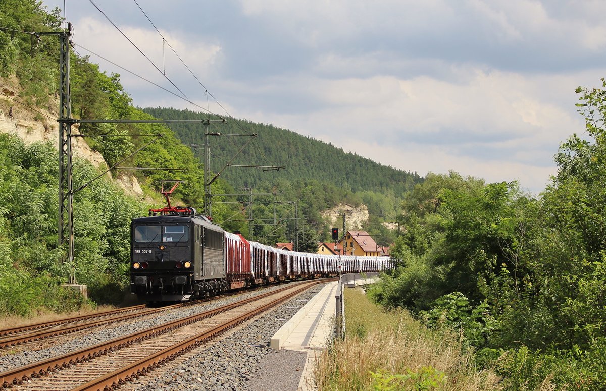 155 007-8 (EBS) holte am 06.08.17 einen Holzzug aus Saalfeld/Saale. Hier ist der Zug in Remschütz zu sehen.
