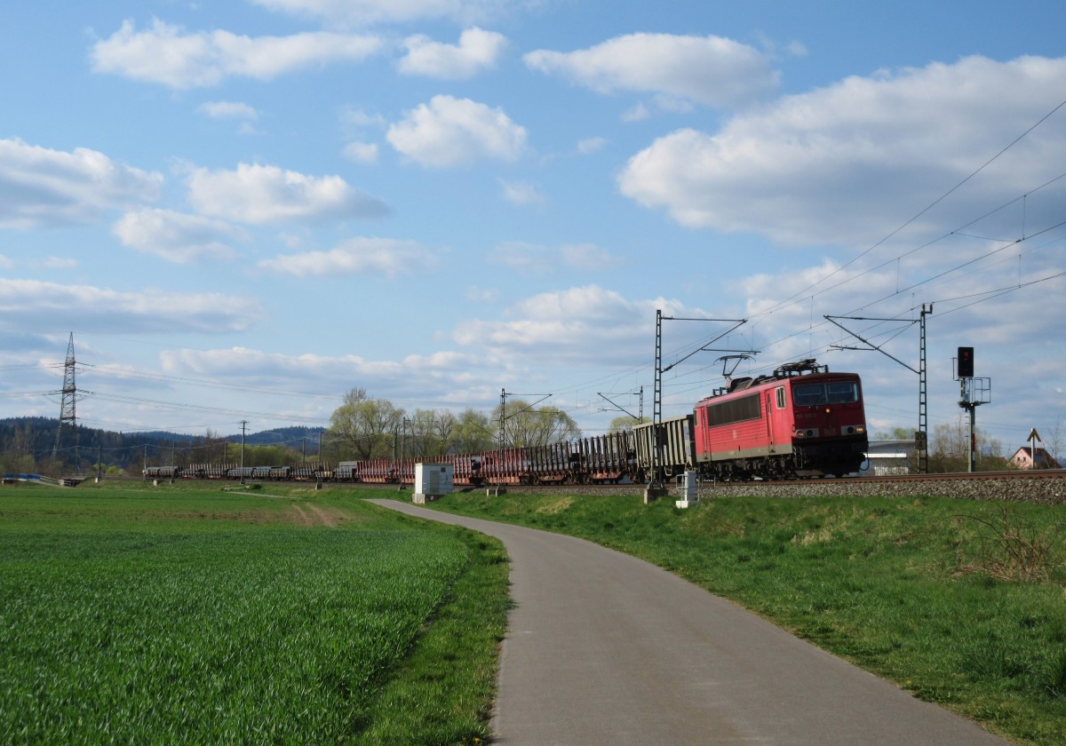 155 010-2 zieht am 18.April 2015 einen gemischten Gterzug durch Gundelsdorf in Richtung Lichtenfels.