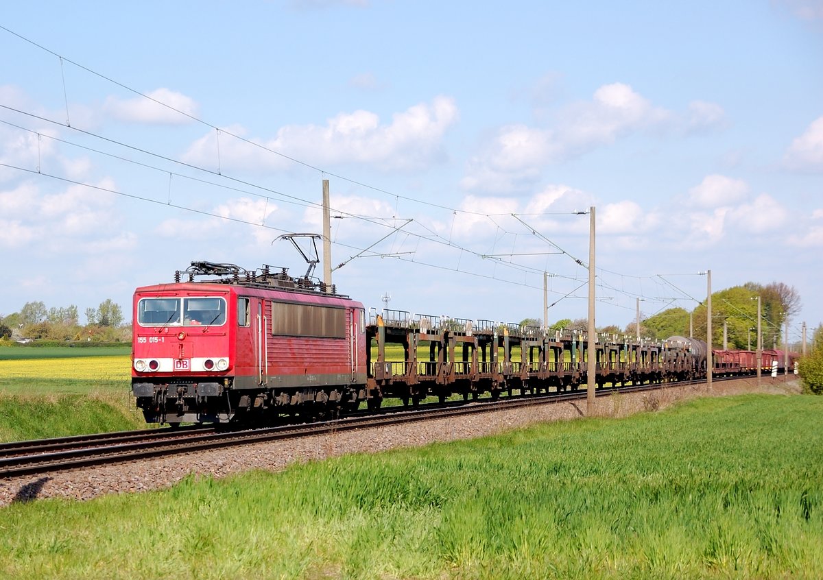155 015 mit einem gemischten Güterzug in Ri. Osten am 28.04.2017 in Königslutter.