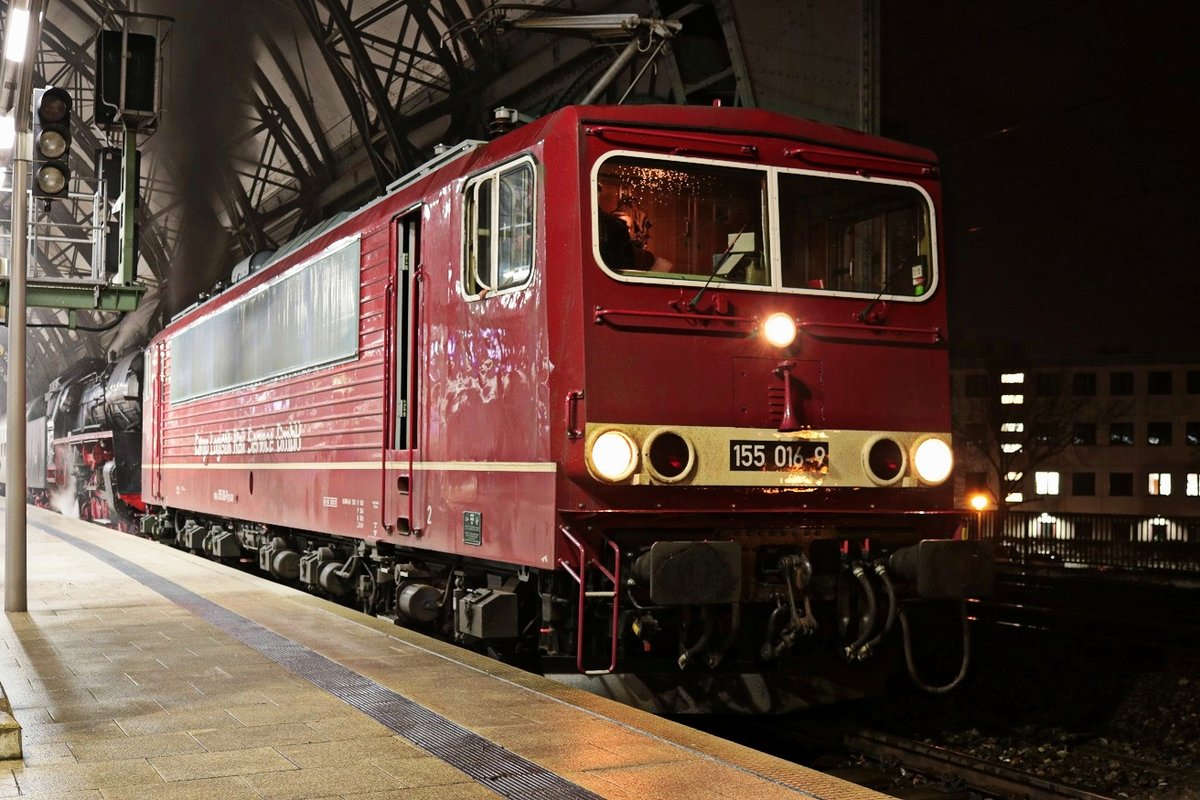 155 016-9 der Cargo Logistik Rail-Service GmbH mit 03 1010 als DPE 24429 (Striezelmarkt-Sonderzug) nach Berlin Schöneweide stehen in ihrem Startbahnhof Dresden Hbf auf Gleis 1 bereit. [16.12.2017 | 17:26 Uhr]