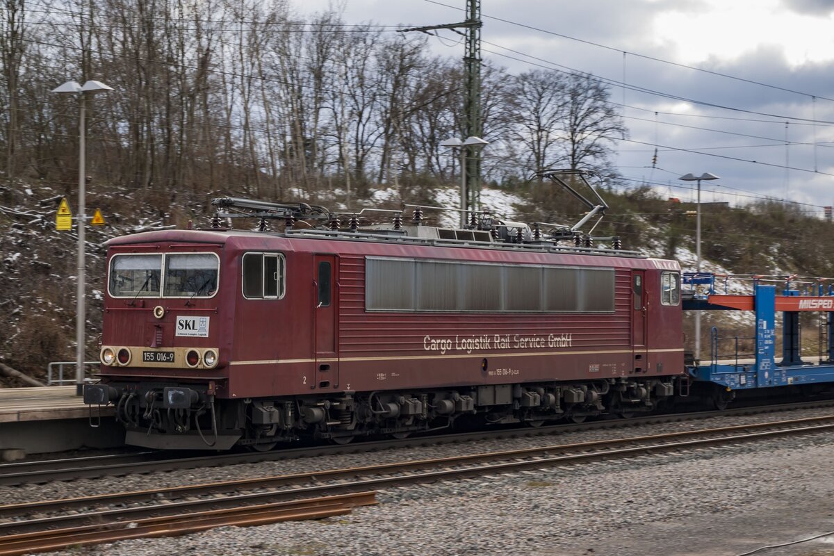 155 016 fährt mit einem Autozug über den Bahnhof Flieden in Richtung Fulda am 11. März 2023