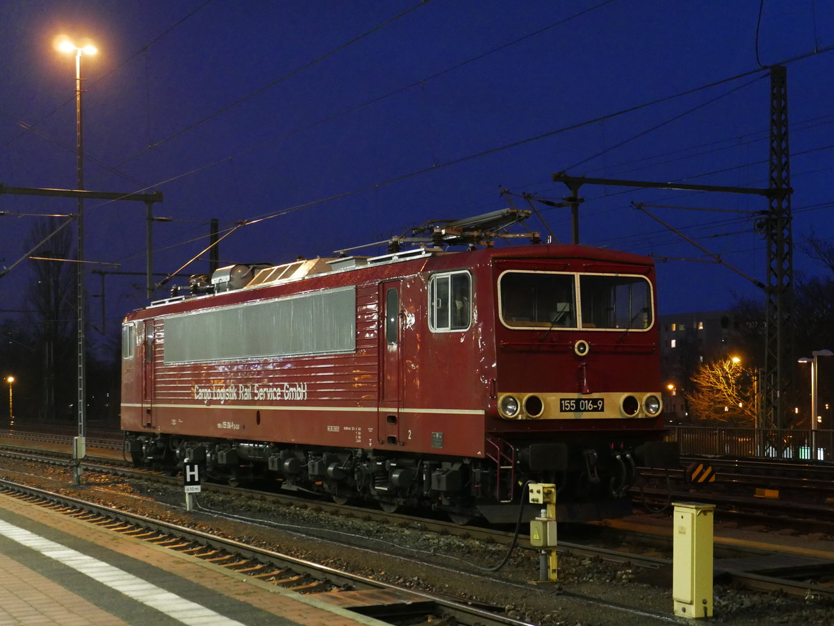 155 016 wartet darauf, den Striezelmarkt-Sonderzug DPE 24429 zurück nach Berlin-Schöneweide zu bringen; Dresden Hbf, 16.12.2017
