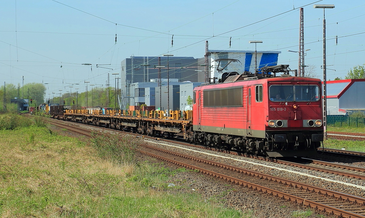 155 019-3 durchfährt am 18.04.2018 den Bahnhof Hilden in Richtung Süden
