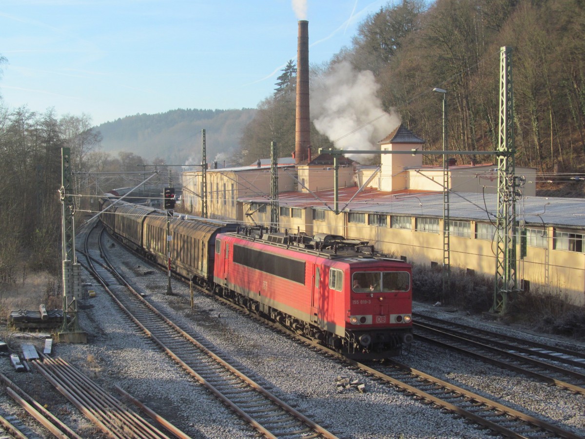 155 019-3 zieht am 17. Dezember 2013 einen gemischten Güterzug durch Kronach in Richtung Saalfeld.