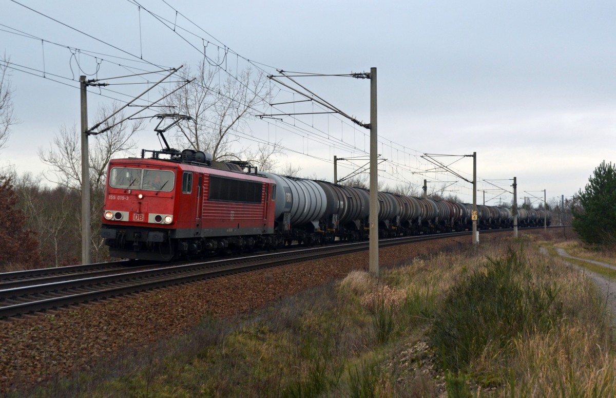 155 019 rollte am 18.12.14 mit einem Kesselwagenzug durch Petersroda Richtung Leipzig.