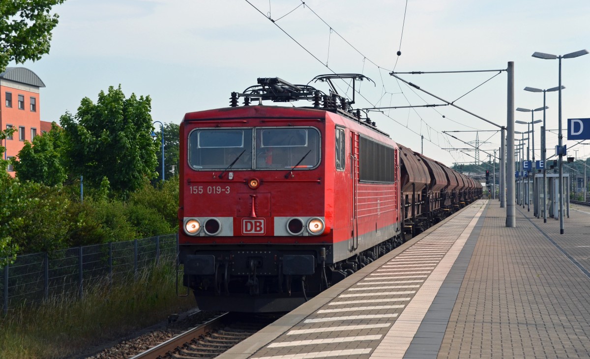 155 019 zog am 14.06.15 einen Schwenkdachwagenzug durch Bitterfeld Richtung Dessau.