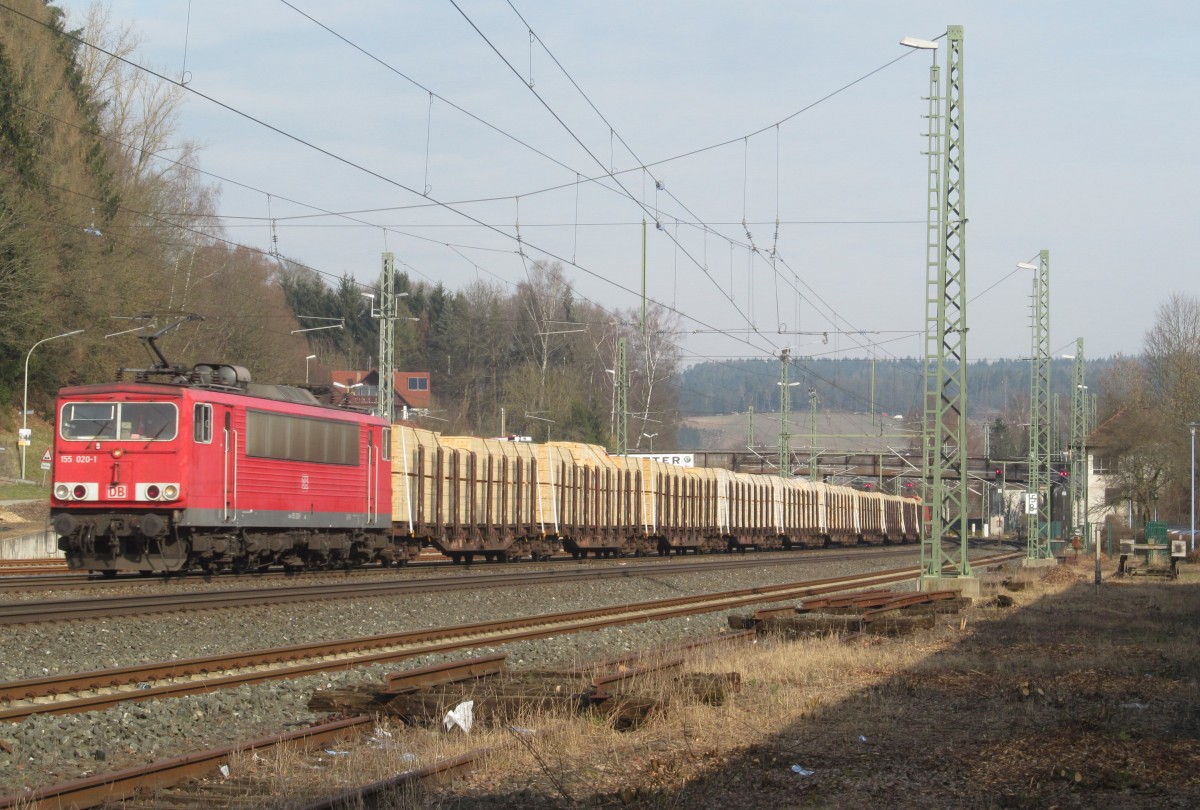 155 020-1 zieht am 26. Februar 2014 einen Schnittholzzug durch Kronach in Richtung Lichtenfels.