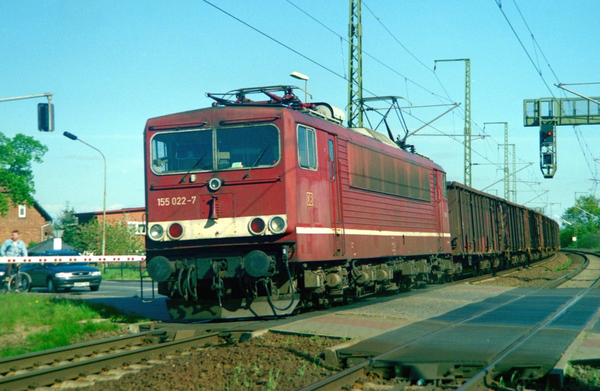 155 022 mit Gterzug Richtung Hamburg am 29.04.1999 in Boizenburg (Elbe)