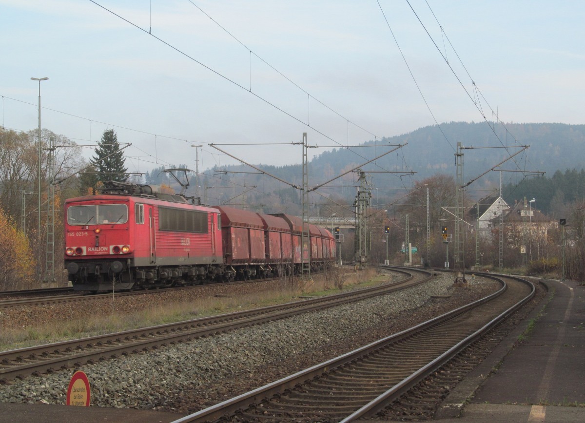 155 023-5 zieht am 17. November 2013 einen Schttgutzug durch Pressig-Rothenkirchen in Richtung Kronach.