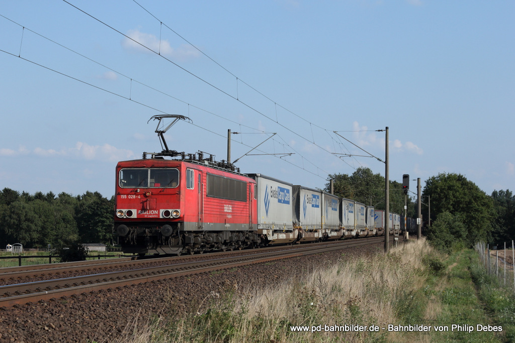 155 028-4 (Railion DB Logistics) fhrt am 28. August 2013 um 17:31 Uhr mit einem Gterzug durch Reindorf