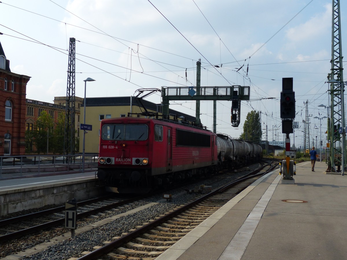 155 028 zieht am 16.09.2014 einen Kesselzug durch den Bremer Hauptbahnhof.