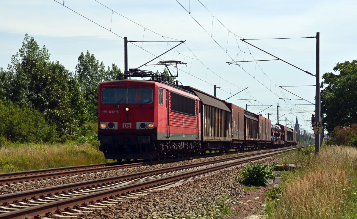 155 032 schleptte am 01.08.15 einen Autologistiker aus dem VW-Werk Zwickau-Mosel durch Greppin Richtung Dessau nach Braunschweig.