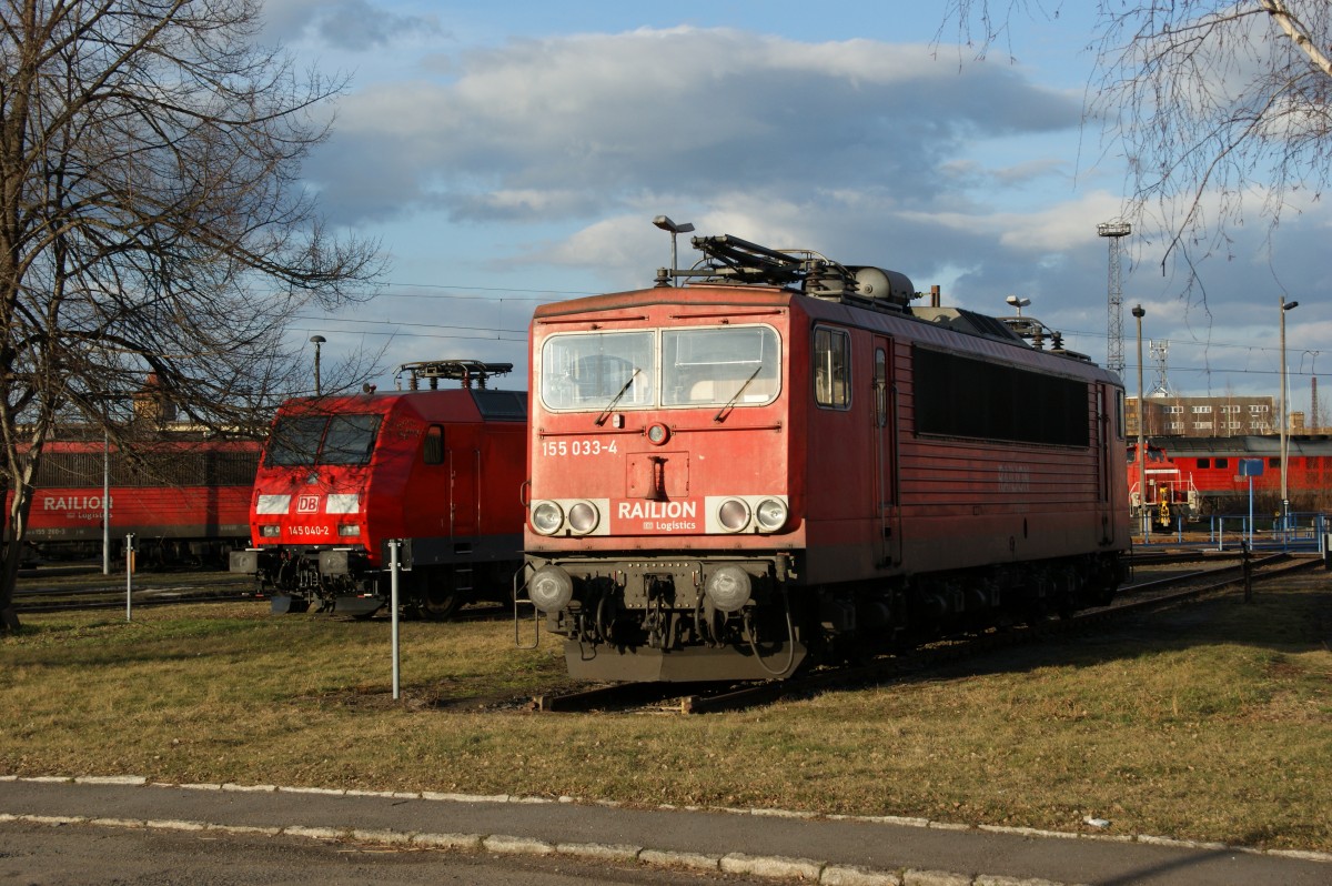 155 033-4 und etwas dahinter die 145 040-2 im Abstellbereich von Engelsdorf/Lpz. am 22.02.14.
