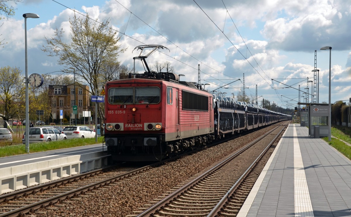 155 035 schleppte am 18.0415 einen langen Autozug durch Wittenberg-Alstadt Richtung Dessau.