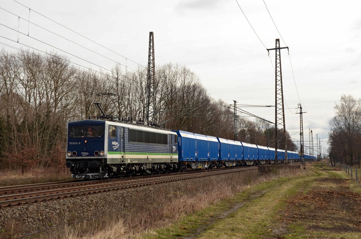 155 045 (155 238) der IntEgro führte am 20.03.21 einen Hackschnitzelzug durch Wittenberg-Labetz Richtung Wittenberg/Dessau.