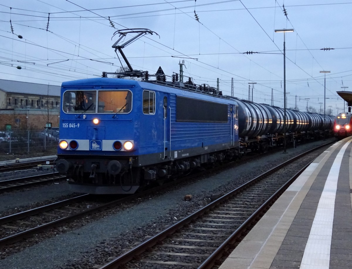 155 045-9 der PRESS steht am 04. Februar 2015 mit einem Kesselwagenzug im Bahnhof Bamberg.