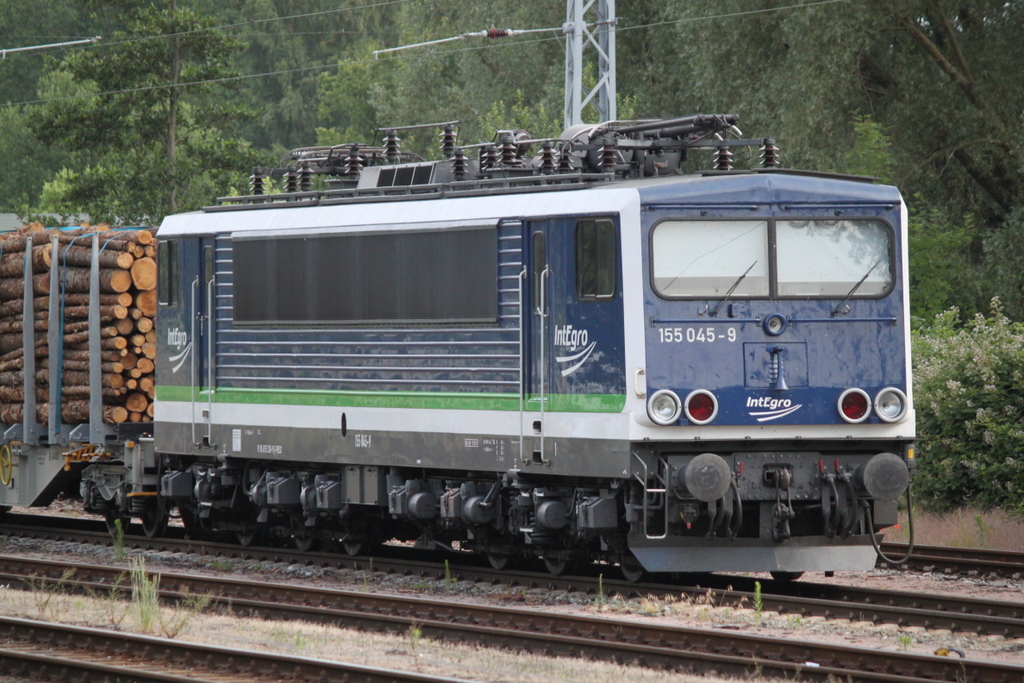 155 045-9 stand am Morgen des 16.06.2018 mit DGS 69053 von Rostock-Bramow nach Stendal-Niedergörne abgerüstet in Rostock-Bramow.